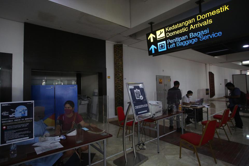 Petugas kesehatan memeriksa kesehatan seorang calon penumpang sebelum mengikuti vaksinasi booster COVID-19 di Terminal 2 Bandara Soekarno Hatta, Tangerang, Banten, Jumat (8/7/2022). PT Angkasa Pura cabang Bandara Soetta membuka gerai vaksin COVID-19 untuk