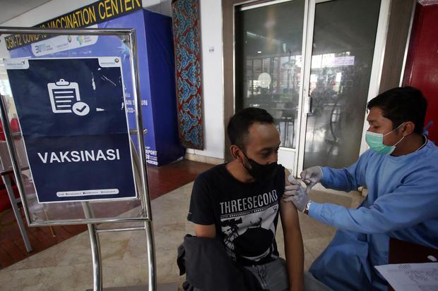 Petugas kesehatan menyuntikkan vaksin booster COVID-19 di Terminal 2 Bandara Soekarno Hatta, Tangerang, Banten, Jumat (8/7/2022). 