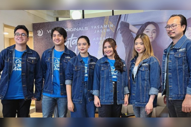 Pemain dan produser series Cinta di Balik Awan