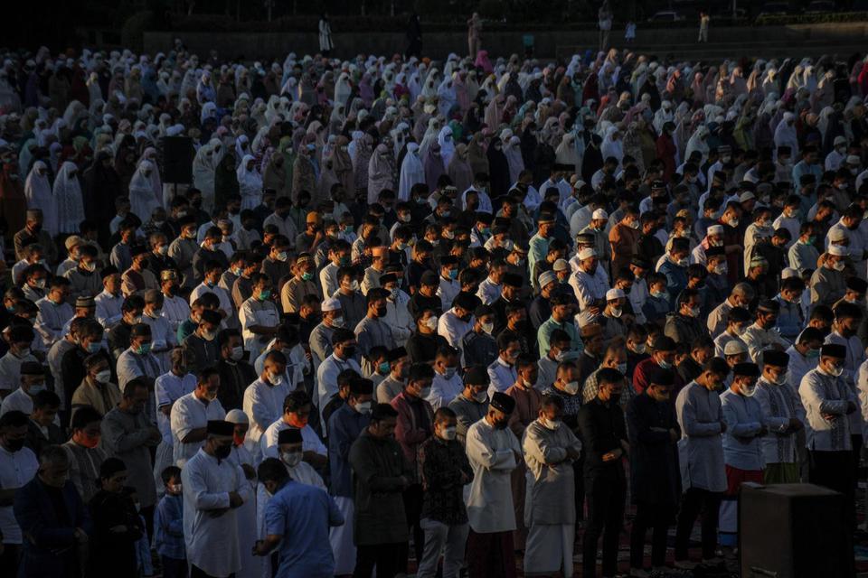 Warga melaksanakan Salat Idul Adha di Lapangan Gasibu, Bandung, Jawa Barat, Minggu (10/7/2022). Pemerintah Provinsi Jawa barat menggelar Salat Idul Adha 1443 H di Lapangan Gasibu yang diikuti oleh ribuan umat Islam.