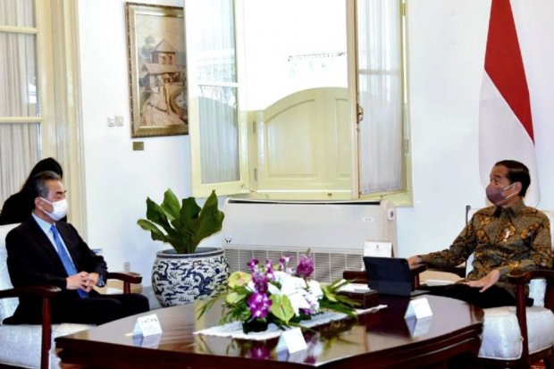 Presiden Joko Widodo bertemu Menlu Cina Wang Yi di Istana Merdeka, Jakarta, Senin (11/7) Foto: Antara.