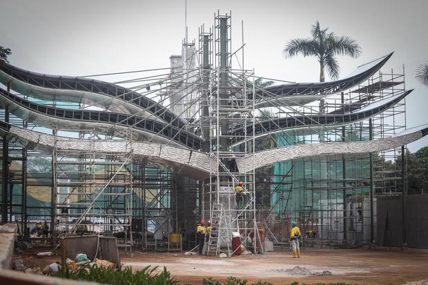 Sejumlah pekerja menyelesaikan pembangunan proyek revitalisasi di Taman Mini Indonesia Indah, Jakarta, Selasa (12/7/2022). 
