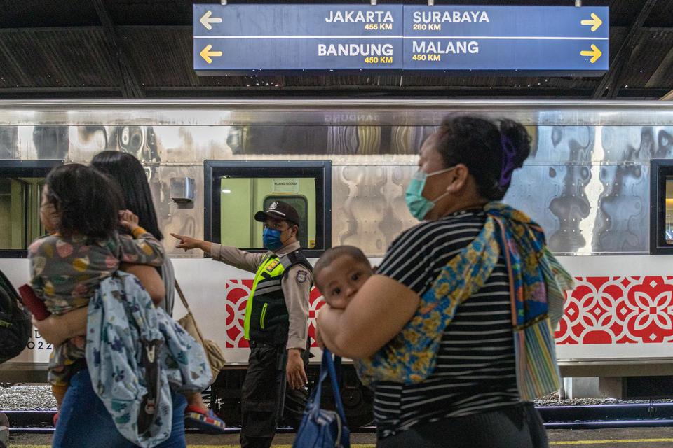Sejumlah calon penumpang bersiap menaiki Kereta Api Argo Bromo Anggrek tujuan Jakarta di Stasiun Tawang, Semarang, Jawa Tengah, Selasa (12/7/2022).