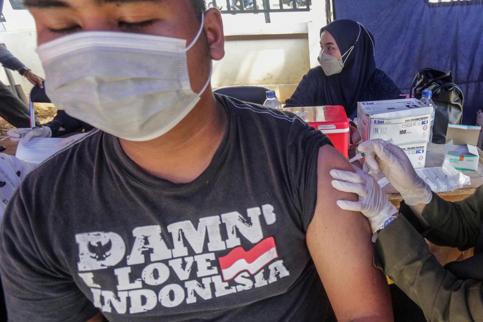 Petugas kesehatan menyuntikkan vaksin COVID-19 dosis penguat (booster) kepada warga di Dinas Kesehatan Kabupaten Bogor, Jawa Barat, Selasa (12/7/2022). 