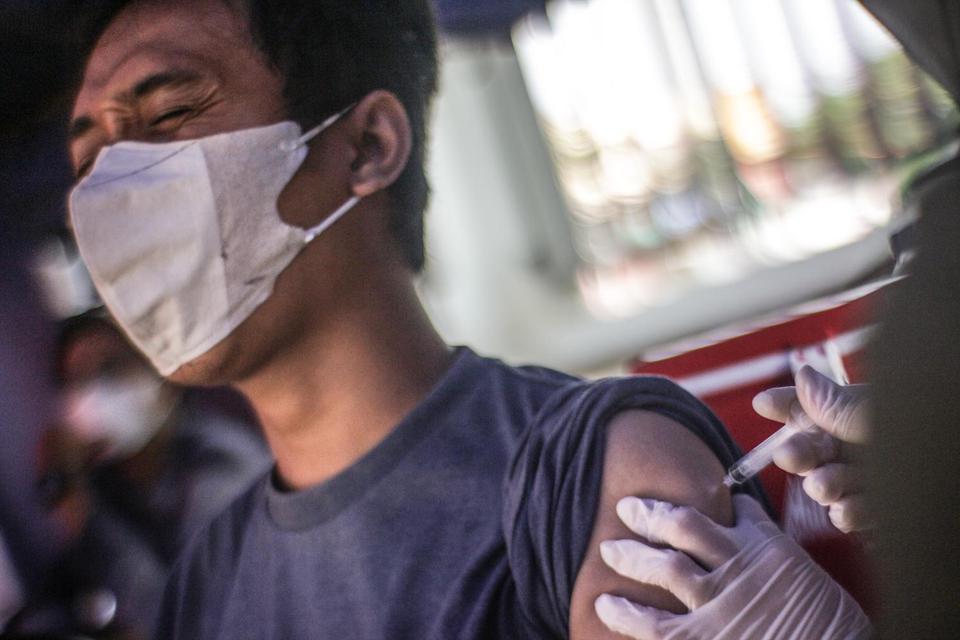 Petugas kesehatan menyuntikkan vaksin COVID-19 dosis penguat (booster) kepada warga di Dinas Kesehatan Kabupaten Bogor, Jawa Barat, Selasa (12/7/2022).