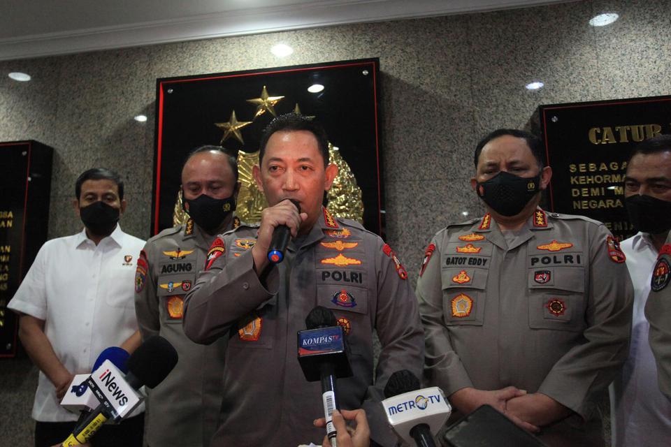 Kapolri Jenderal Listyo Sigit Prabowo (tengah), saat memberikan keterangan pers terkait insiden baku tembak sesama polisi di Mabes Polri, Jakarta. Selasa (12/7/2022). 