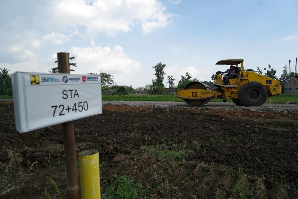 Operator mengoperasikan alat berat saat melakukan pengerasan tanah pada pembangunan Tol Yogyakarta-Bawen Seksi 1 di Seyegan, Sleman, D.I Yogyakarta, Selasa (12/7/2022). 
