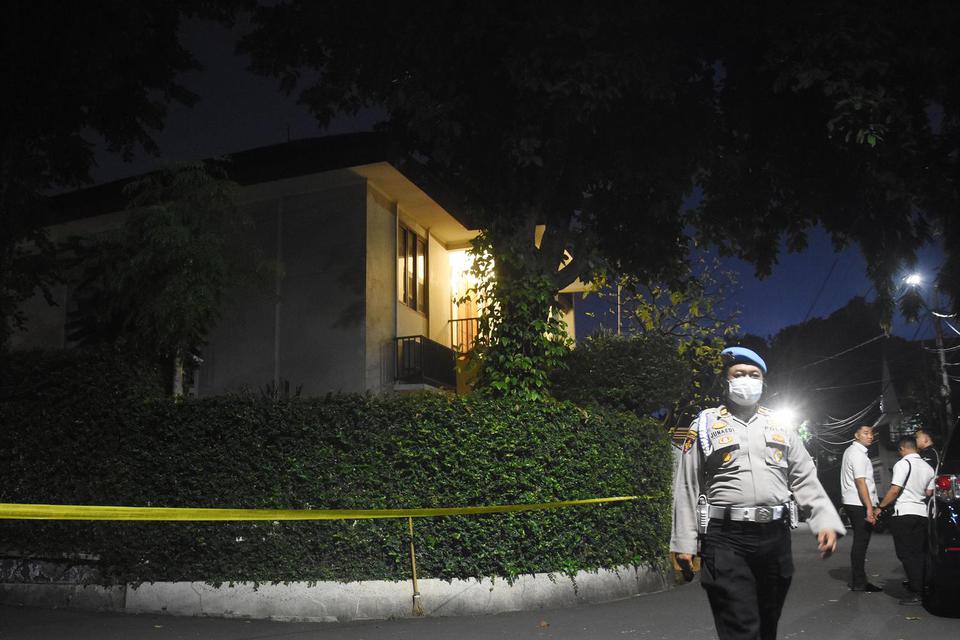 Polisi berjaga di depan rumah dinas Kadiv Propam Polri Irjen Pol Ferdy Sambo pascaperistiwa baku tembak dua ajudannya di Kompleks Polri Duren Tiga, Jakarta Selatan, Selasa (12/7/2022) malam. Kapolri Jenderal Pol Listyo Sigit Prabowo menyerahkan penyelidik
