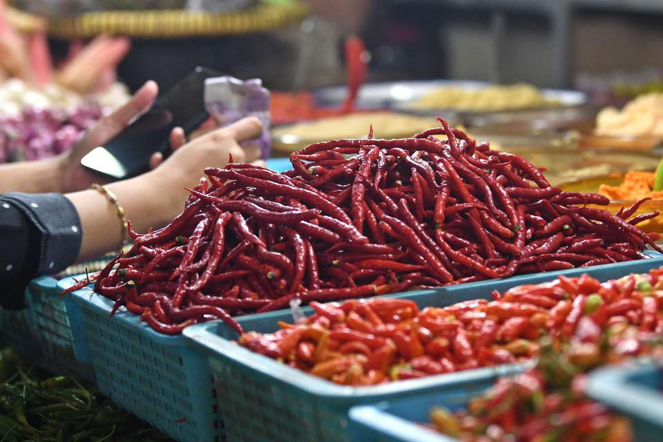 Warga membeli cabai merah keriting di Pasar Senen, Jakarta, Rabu (13/7/2022). 