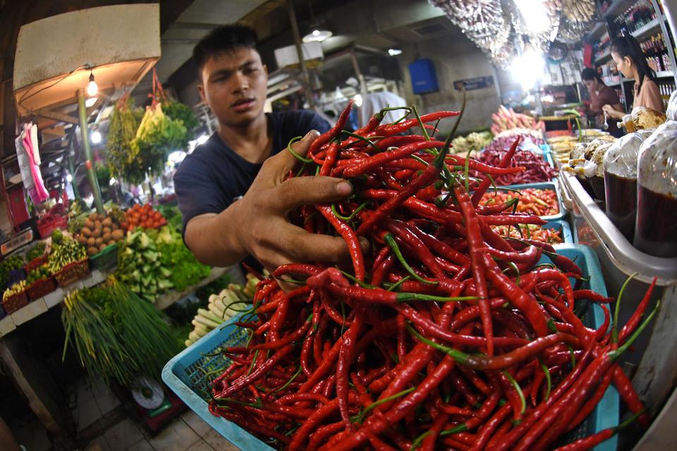 Pedagang mengambil cabai merah keriting untuk ditimbang di Pasar Senen, Jakarta, Rabu (13/7/2022). Berdasarkan data Pusat Informasi Harga Pangan 