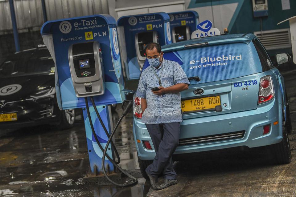 Pengemudi menunggu pengisian daya mobil taksi listrik Bluebird (e-Taxi) di Kantor Pusat Bluebird Group, Mampang Prapatan, Jakarta, Rabu (13/7/2022). 