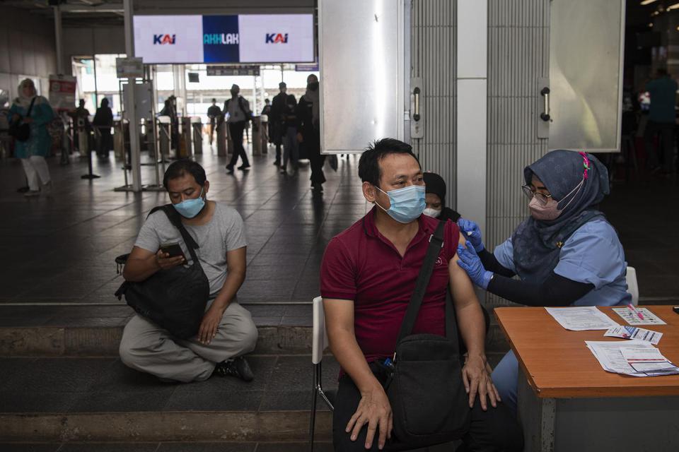 Petugas bersiap menyuntikan vaksin COVID-19 ke warga di Stasiun Manggarai, Jakarta Selatan, Rabu (13/7/2022). 