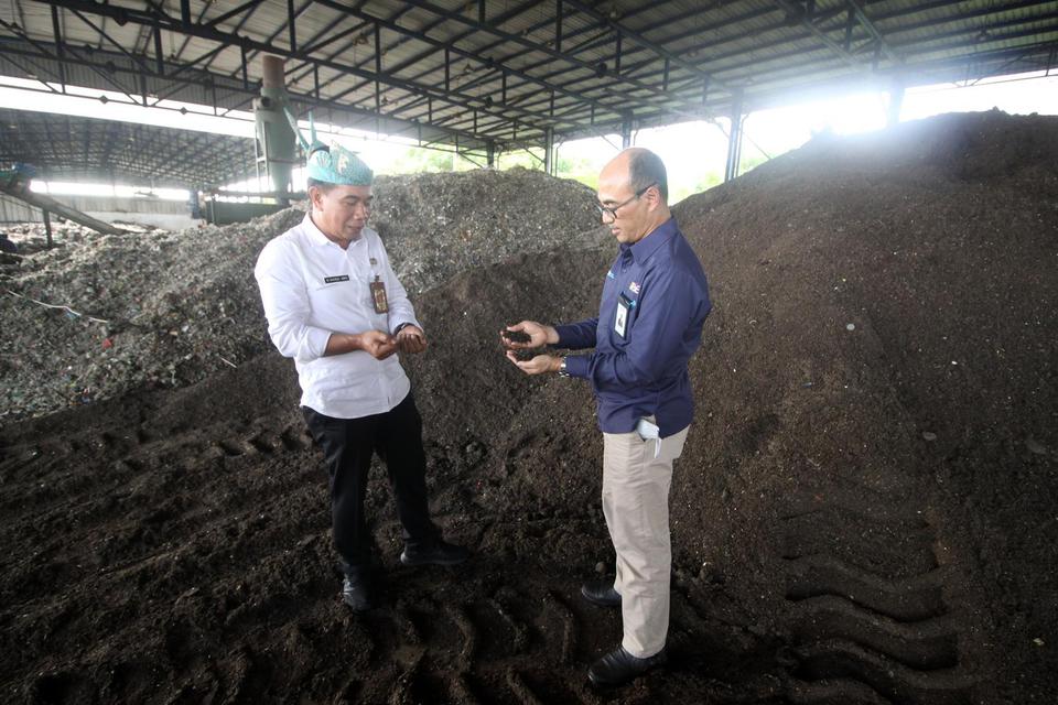 Kepala Dinas Lingkungan Hidup dan Kebersihan Kabupaten (DLHK) Sidoarjo Bahrul Amiq (kiri) dan Direktur Operasi 2 PT Pembangkitan Jawa-Bali (PJB) Rachmanoe Indarto (kanan) melihat bahan baku pengganti batu bara (co-firing) biomassa yang berasal dari sampah