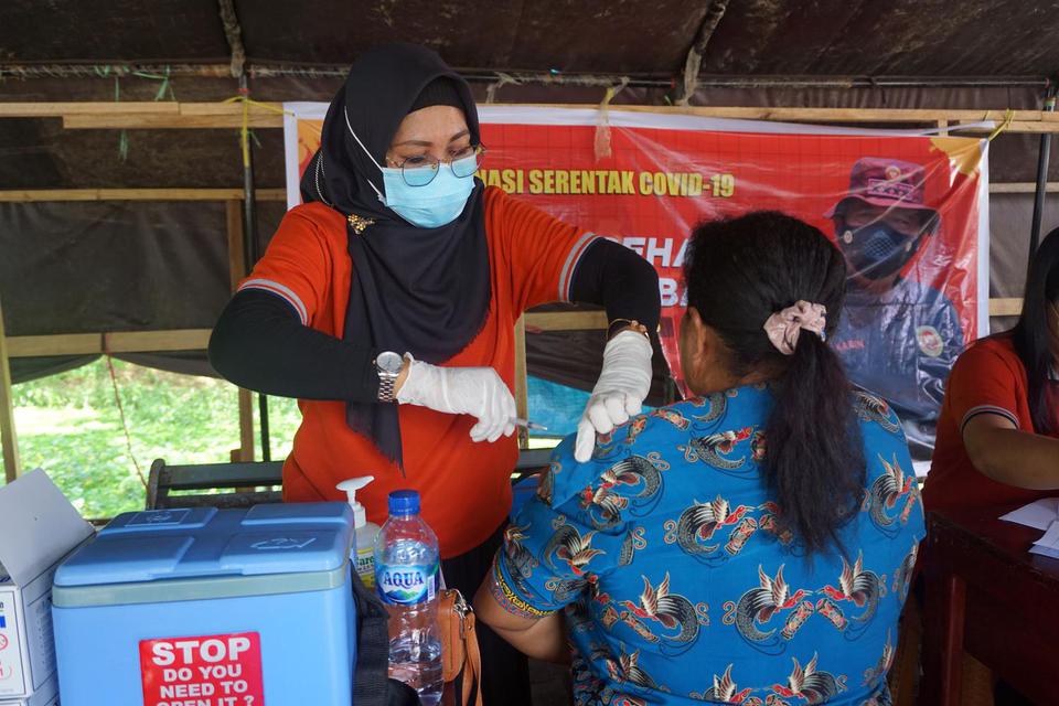 Petugas Kesehatan menyuntikan vaksin dosis tiga kepada warga di Kota Sorong, Papua Barat, Kamis (14/7/2022). Capaian Vaksinasi Covid-19 Provinsi Papua Barat hingga saat ini untuk Dosis Pertama mencapai 511.894 (64,2%) dari sasaran 797.402, Untuk dosis Ked