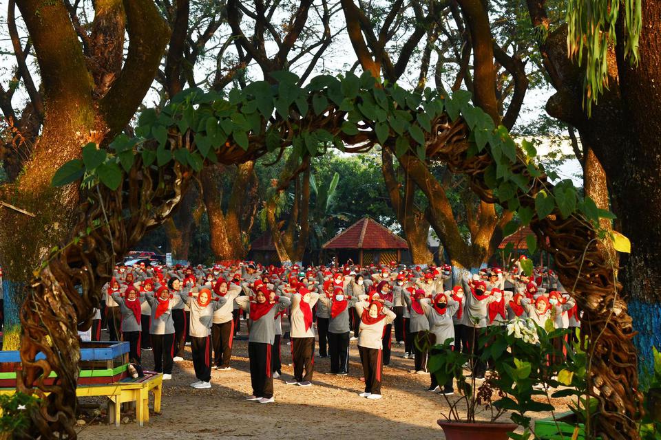 Warga lanjut usia (lansia) mengikuti senam bersama di Kota Madiun, Jawa Timur, Jumat (15/7/2022). Kegiatan senam bersama lansia yang diikuti ratusan warga lansia dari 27 kelurahan di Kota Madiun tersebut dimaksudkan untuk menjaga kebugaran para lansia. 