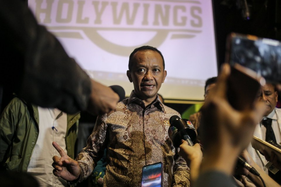 Menteri Investasi/Kepala Badan Koordinasi Penanaman Modal (BKPM) Bahlil Lahadalia memberi keterangan saat peninjauan lapangan kegiatan usaha Holywings Group di Holywings Gunawarman, Jakarta, Jumat (15/7). 