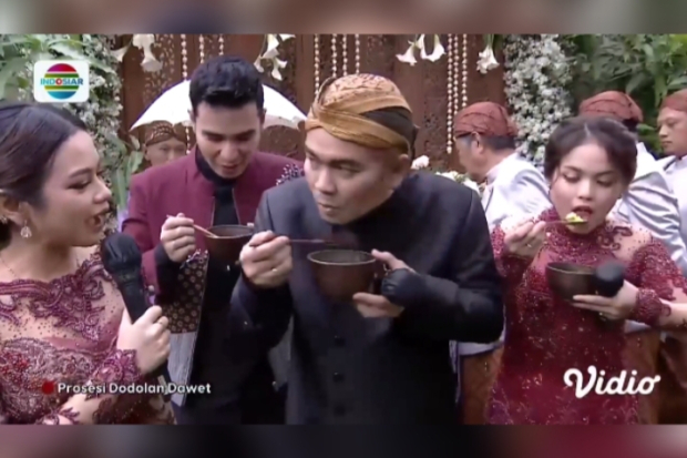 Momen pernikahan Via Vallen dan Chevra Yolandi