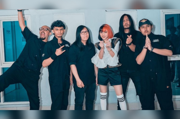 Konser Lexiconcert - Isyana Sarasvati di Surabaya bersama Deadsquad
