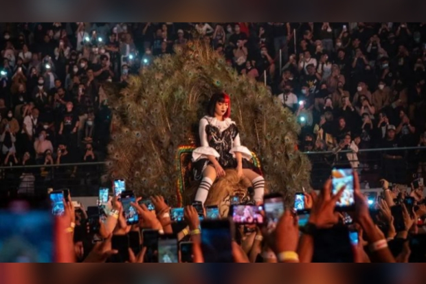 Konser Lexiconcert - Isyana Sarasvati di Surabaya naik reog