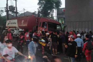 Truk tangki Pertamina mengalami kecelakaan beruntun di Jalan Transyogi, Kota Bekasi, Senin (18/7). Foto: Antara.