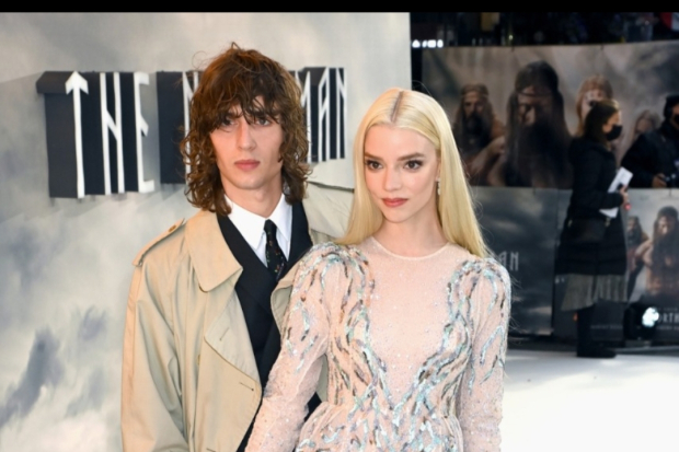 Anya Taylor Joy dan Malcolm Mcrae