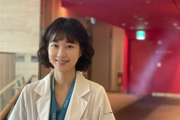 Ha Yoon Kyung di drama Hospital Playlist