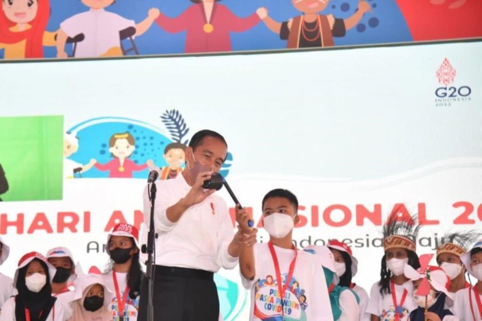 Presiden Joko Widodo menunjukkan sejumlah trik sulap kepada anak-anak pada acara Puncak Peringatan Hari Anak Nasional 2022 di Kebun Raya Bogor, Jawa Barat, Sabtu (23/7/2022). ANTARA/HO-Biro Pers Sekretariat Presiden