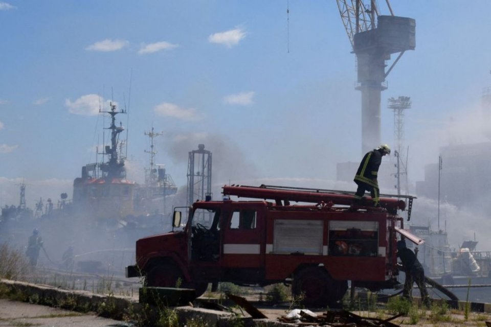 Petugas pemadam kebakaran memadamkan api akibat serangan rudal ke Pelabuhan Odesa, Ukraina, Sabtu (23/7).