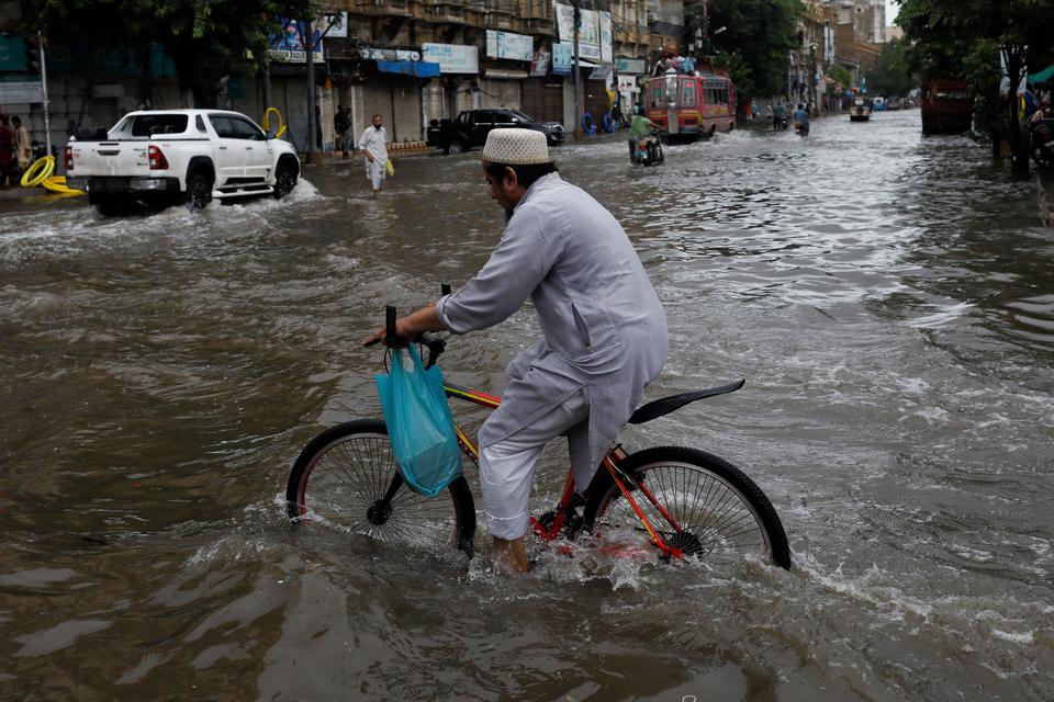 Pusat Cuaca Nasional Pakistan melaporkan negaranya mengalami "April terbasah sejak 1961". 