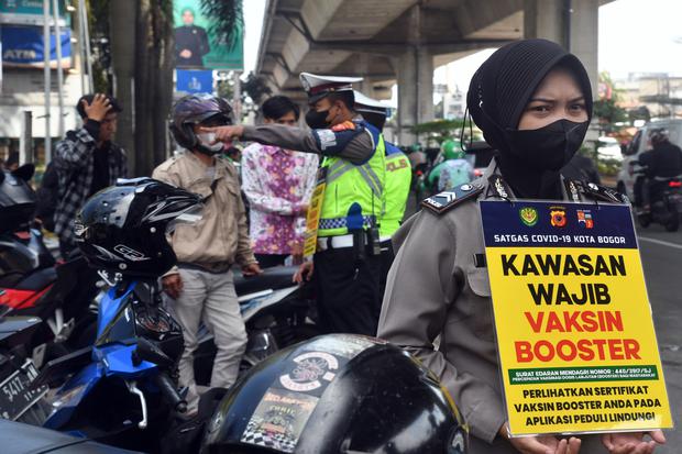 Sejumlah personel Polresta Bogor Kota melakukan razia vaksinasi booster bagi pengendara motor di jalan KH Sholeh Iskandar, Kota Bogor, Jawa Barat, Kamis (28/7/2022). 