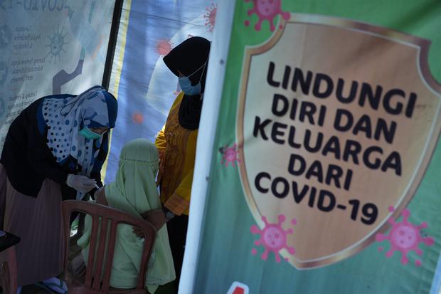 Seorang siswa sekolah dasar menerima suntikan vaksin COVID-19 di RS Abu Nawas Kota Kendari, Kendari, Sulawesi Tenggara, Jumat (29/7/2022). 