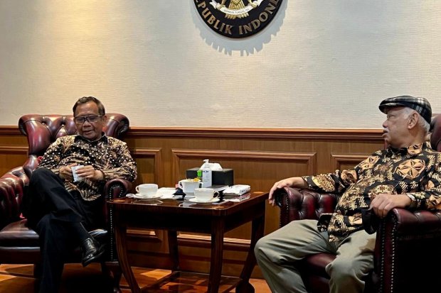 Menko Polhukam Mahfud MD saat berbincang dengan Ketua Dewan Pers Azyumardi Azra di Kemenko Polhukam, Jakarta, Kamis (28/7). Foto: Dewan Pers.