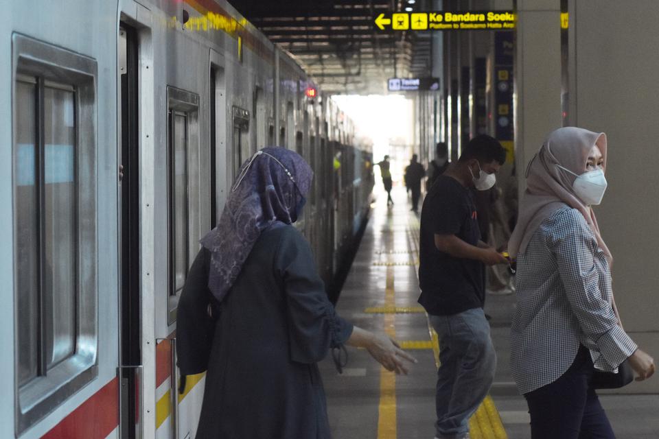 Penumpang turun dari KRL Commuter Line di Stasiun BNI City, Jakarta, Sabtu (30/7/2022). 