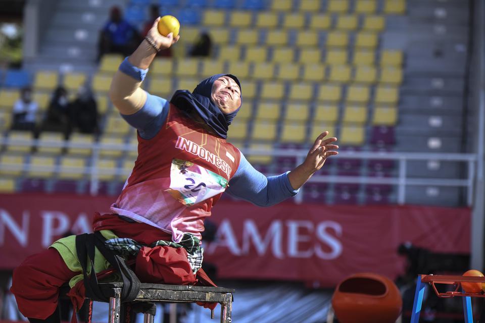 Atlet tolak peluru Indonesia Sriwati Kamariah melakukan lemparan pada nomor tolak peluru F57 ASEAN Para Games 2022 di Stadion Manahan, Solo, Jawa Tengah, Senin (1/8/2022). Sriwati berhasil meraih medali perak usai melakukan lemparan sejauh 7,28m.