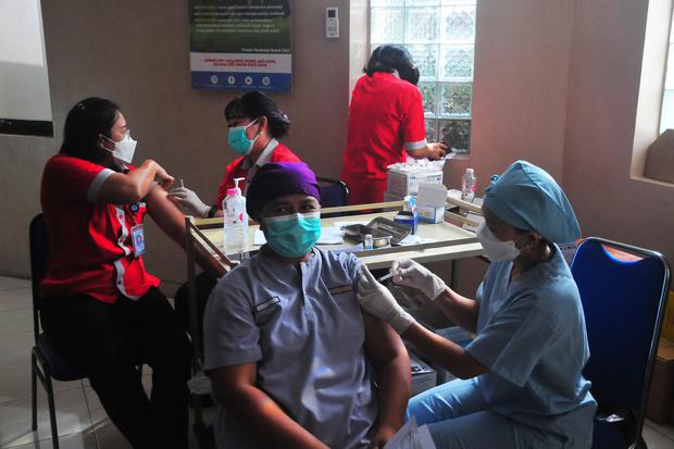 Petugas kesehatan menyuntikkan vaksin COVID-19 Spikevax (Moderna) saat vaksinasi booster kedua di Rumah Sakit Mardirahayu, Kudus, Jawa Tengah, Rabu (3/8/2022). 
