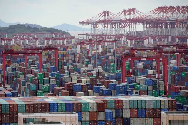 Jajaran kontainer di Pelabuhan Air Dalam Yangshan, Shanghai, Cina, 19 Oktober 2020.