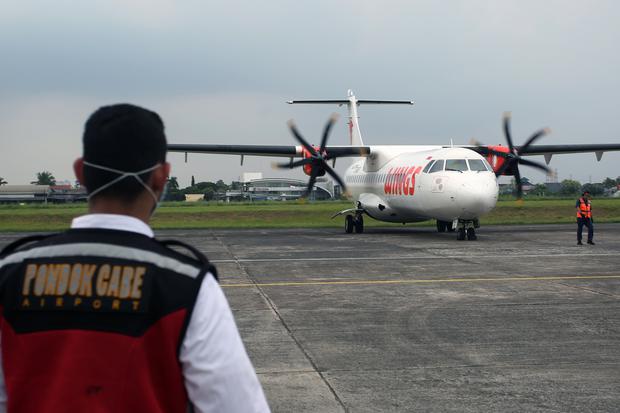Pesawat jenis ATR-72 milik Wings Air bersiap parkir saat uji coba operasional penerbangan komersil di Bandara Pondok Cabe, Tangerang Selatan, Banten, Kamis (4/8/2022). Mulai 5 Agustus 2022 Bandara Pondok Cabe (PCB) akan melayani penerbangan komersil atau 