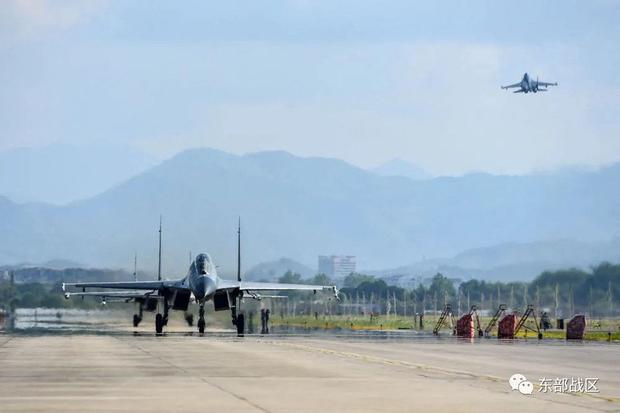 Sebuah pesawat Angkatan Udara di bawah Komando Teater Timur Tentara Pembebasan Rakyat China (PLA) lepas landas untuk latihan militer.
