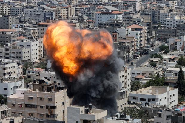 Api dan asap membubung selama serangan udara Israel, di tengah pertempuran Israel-Gaza, di Kota Gaza 6 Agustus 2022.