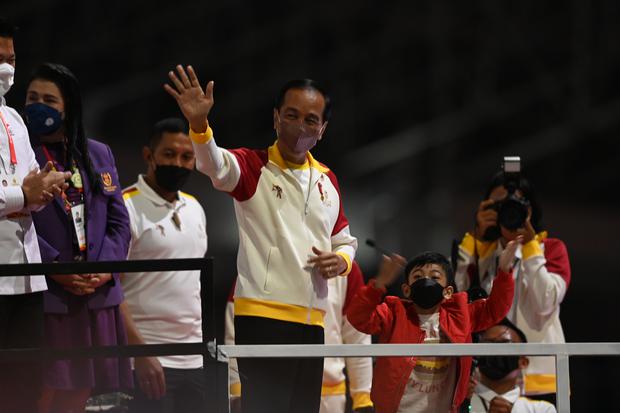 Presiden Joko Widodo bersama cucunya Jan Ethes melambaikan tangan ke arah penonton saat menghadiri penutupan ASEAN Para Games 2022 di Stadion Manahan, Solo, Jawa Tengah, Sabtu (6/8/2022).