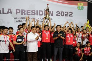 Menteri Pertahanan Prabowo Subianto bersama kontingen Jawa Tengah dalam penutupan Piala Presiden 2022
