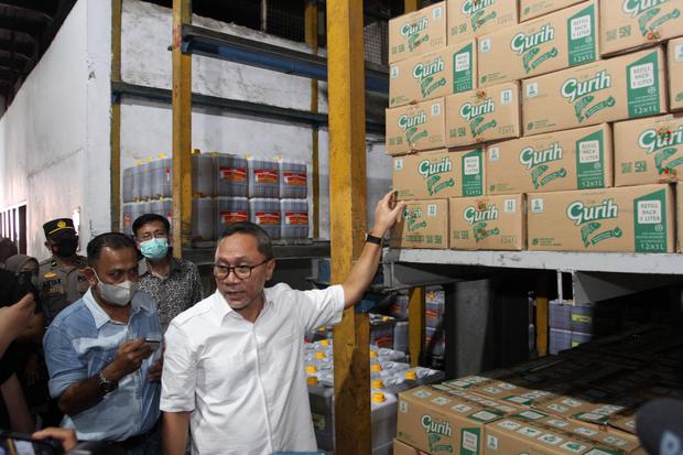 Menteri Perdagangan Zulkifli Hasan (kanan) mengamati minyak goreng kemasan saat berkunjung ke gudang produksi minyak goreng Incasi Raya di Padang, Sumatera Barat, Minggu (7/8/2022). Kunjungan tersebut untuk memastikan ketersedian stok minyak goreng cukup 