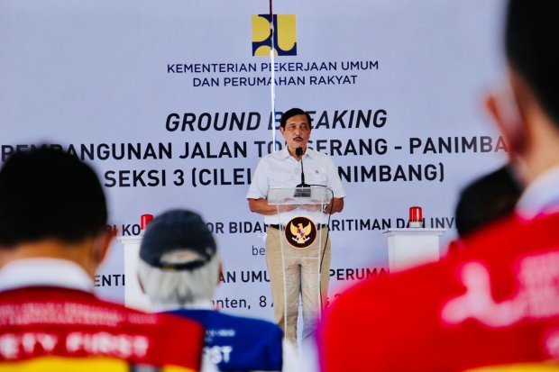 Menko Bidang Kemaritiman dan Investasi memberikan sambutan dalam ground breaking pembangunan Jalan Tol Serang-Panimbang seksi 3, Senin (8/8).
