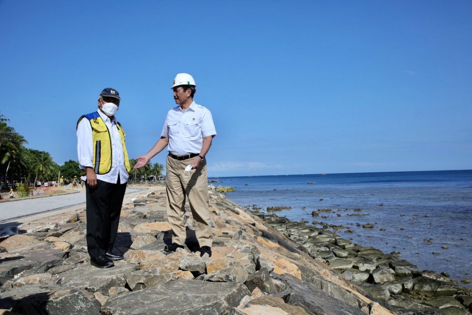 Menko Maritim dan Investasi Luhut Binsar Pandjaitan dan Menteri PUPR Basuki Hadimuljono usai menghadiri ground breaking pembangunan tol Serang-Panimbang seksi 3, Senin (8/8/2022).