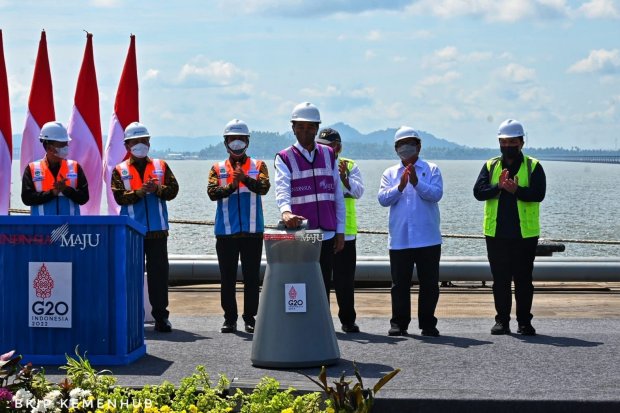 Presiden Joko Widodo menekan sirine sebagai simbol peresmian Pelabuhan Terminal Kijing di Pontianak, Selasa (9/8).