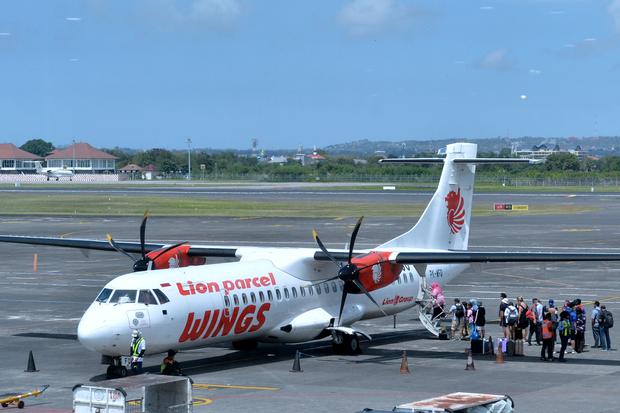 Calon penumpang antre menaiki pesawat udara di Bandara Internasional I Gusti Ngurah Rai, Badung, Bali, Minggu (14/8/2022). Pengelola Bandara Bali mencatat telah melayani 5.612.777 orang penumpang pada periode Januari-Juli 2022 atau meningkat sekitar 220 p