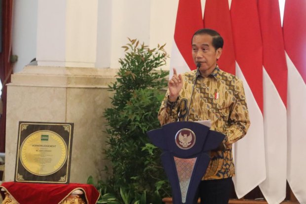 Presiden Joko Widodo memberikan sambutan saat menerima penghargaan dari International Rice Research Instititute (IRRI), Minggu (14/8).