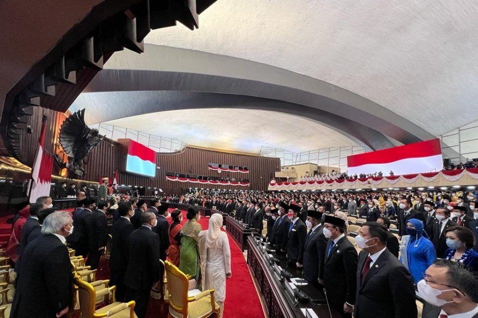 Presiden Joko Widodo tiba di Ruang Rapat Paripurna, Gedung Nusantara MPR/DPR/DPD RI, Jakarta, pada Selasa (16/08/2022). Presiden mengenakan Baju Paksian asal Provinsi Bangka Belitung. Presiden Jokowi akan menyampaikan pidato pada Sidang Tahunan MPR RI Tah