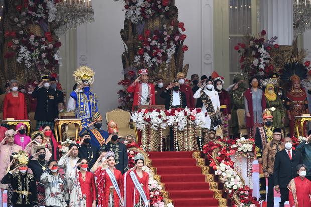 Presiden Joko Widodo (tengah) selaku inspektur upacara saat pengibaran bendera Merah Putih dalam Upacara Peringatan Detik-Detik Proklamasi Kemerdekaan ke-77 Republik Indonesia di Istana Merdeka, Jakarta, Rabu (17/8/2022). 