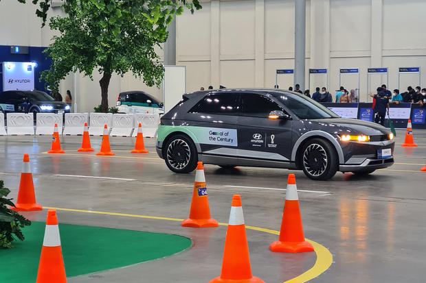 Pengunjung melakukan "Test Drive" mobil listrik Hyundai Ioniq yang ada pada ajang pameran otomotif Gaikindo Indonesia International Auto Show (GIIAS) 2022 di Indonesia Convention Exhibition (ICE) BSD, Serpong, Tangerang, Banten, Rabu (17/8/2022). Mobil